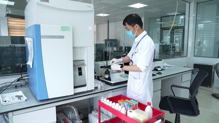 Cán bộ CDC Quảng Ninh thực hiện kiểm nghiệm nước trên thiết bị ICP-MS.