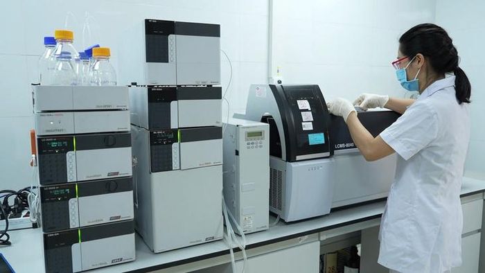 Cán bộ CDC Quảng Ninh thực hiện kiểm nghiệm thực phẩm trên thiết bị LC-MS/MS.