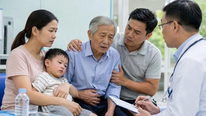 Trẻ nhỏ, người cao tuổi và người có bệnh nền cần đi khám sớm nếu nôn ói, tiêu chảy nhiều, sốt hoặc mệt lả.