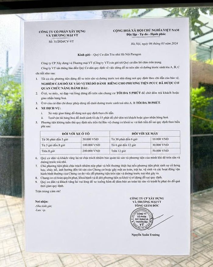 Thông báo về giá dịch vụ trông giữ xe trước sảnh tòa B. Ảnh: Quỳnh Mai (chụp ngày 23/6).
