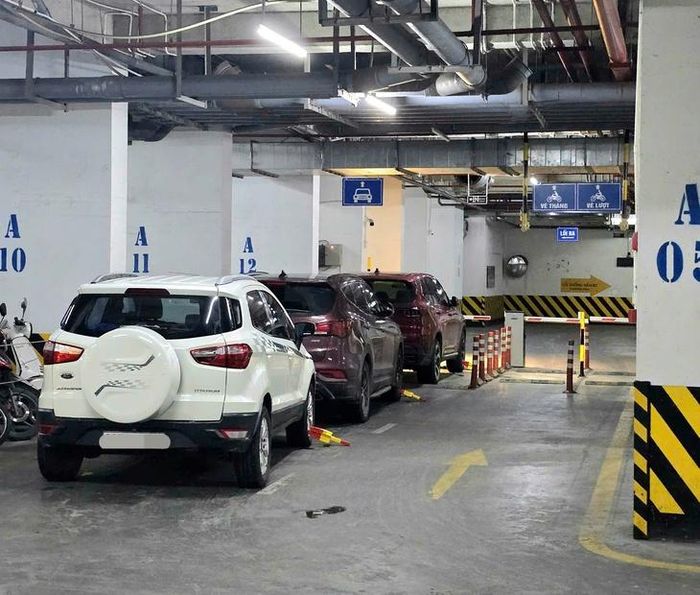 Nhiều ô tô bị chủ đầu từ chặn, khóa bánh không cho vào hầm gửi xe do cư dân phản đối việc tăng phí gửi ô tô. Ảnh: NDCC.