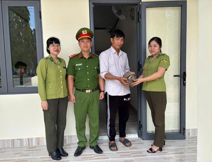 Ông Bùi Văn Đông bàn giao cá thể tê tê cho chính quyền địa phương. Ảnh: CALĐ.