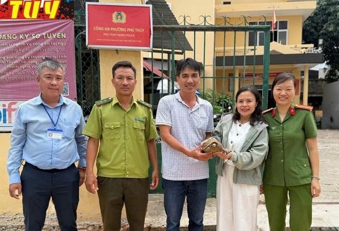 Ông Nguyễn Phương tự nguyện giao nộp rùa núi vàng cho cơ quan chức năng. Ảnh: CALĐ.