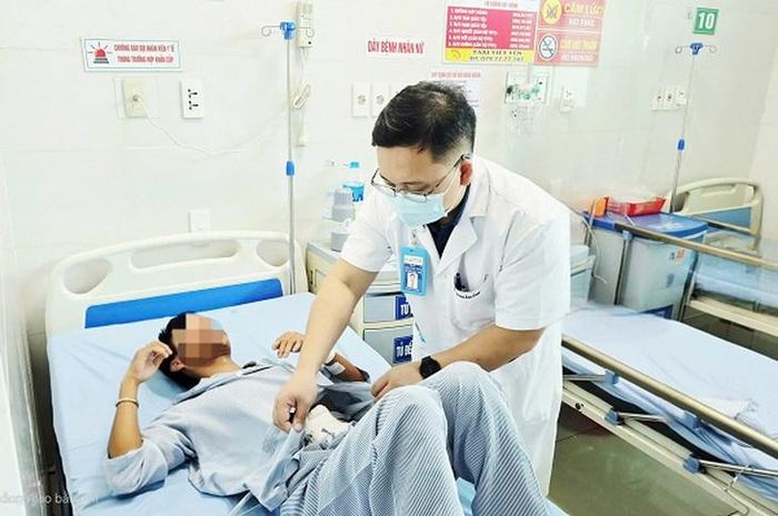 Bác sĩ thăm khám cho bệnh nhân tại Bệnh viện. Ảnh BVCC.