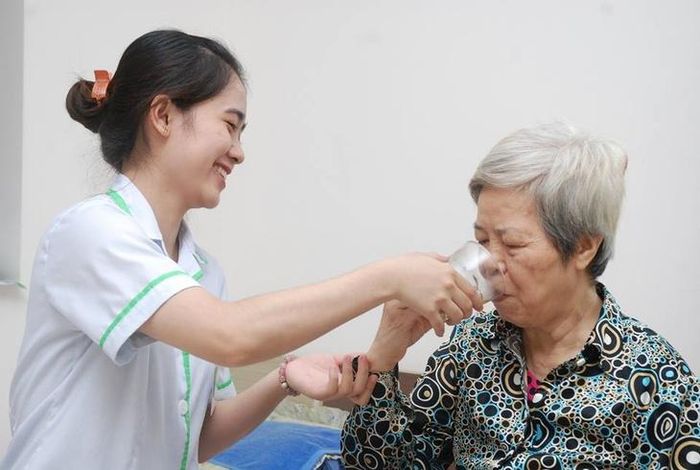 Chăm sóc người cao tuổi.