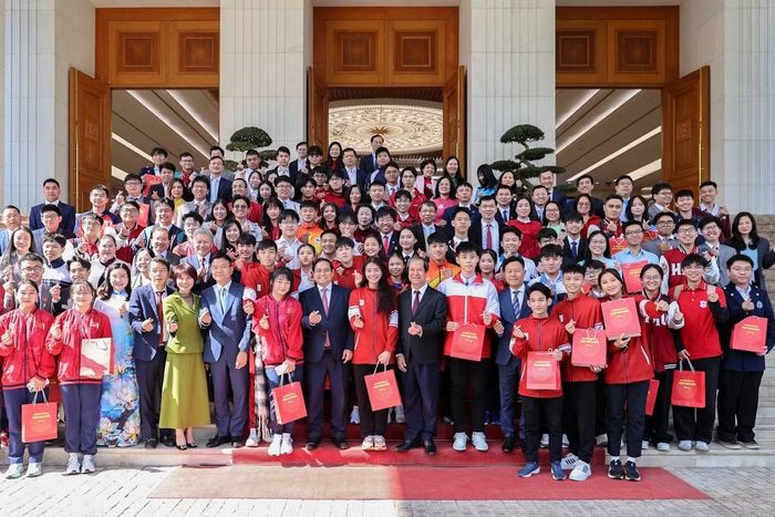  Nguyên Thủ tướng Chính phủ Phạm Minh Chính gặp mặt và biểu dương 91 học sinh tiêu biểu xuất sắc đại diện cho đoàn học sinh Việt Nam đoạt giải tại các kỳ thi Olympic và Khoa học kỹ thuật quốc tế năm 2025. 