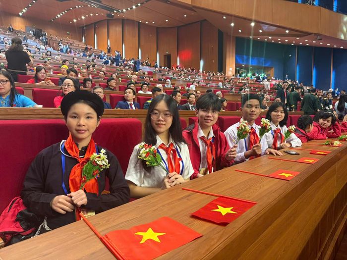  Ở tuổi 14, Lê Gia Vinh (thứ ba bên trái, học sinh Lớp 9/5, Trường THCS Hùng Vương, Đồng Nai, Đại biểu Trung ương Đoàn trẻ tuổi) đã chọn cách lắng nghe cộng đồng để thay đổi. 