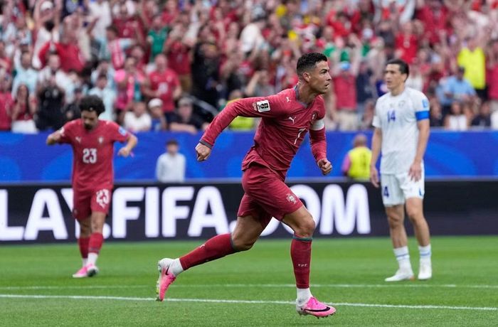 Ronaldo sau khi ghi bàn đầu tiên trong trận với ĐT Uzbekistan. Ảnh: Ashley Landis/ AP.
