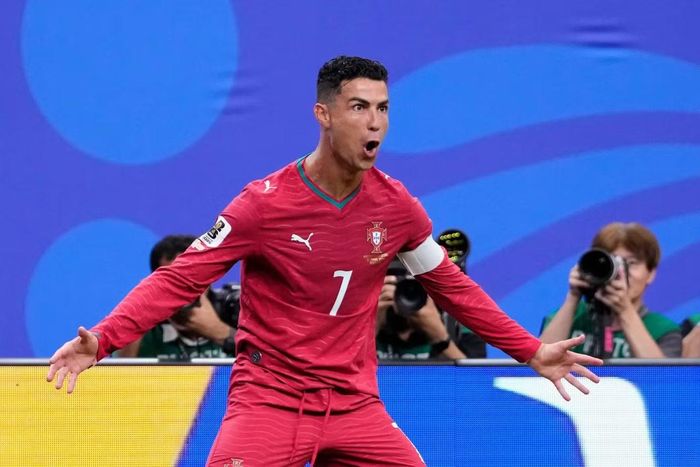 Ronaldo góp công lớn đưa đội tuyển Bồ Đào Nha vào vòng tiếp theo.