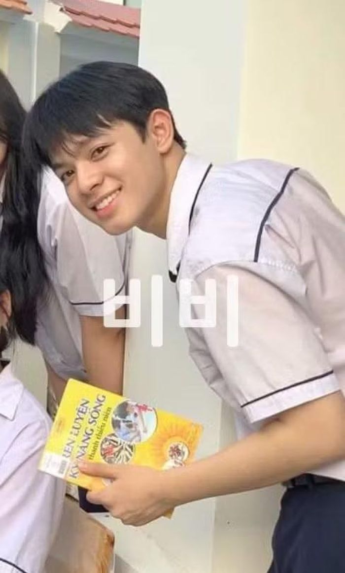 Loạt ảnh pre-debut khi còn ngồi trên ghế nhà trường của Kiên từng khiến cõi mạng náo loạn vì visual nét nào ra nét đấy.