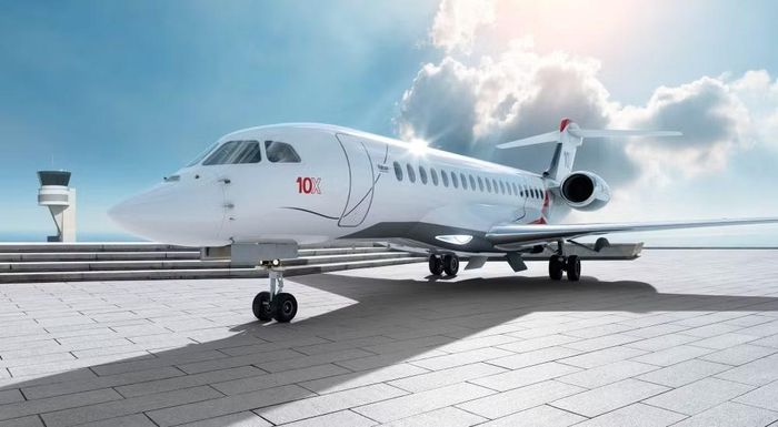 Khoang hành khách của Falcon 10X cao 2,03 m và rộng 2,77 m, biến nó trở thành máy bay phản lực thương mại có khoang hành khách lớn nhất thế giới. Chiếc phi cơ được cho là có tầm bay 7.500 dặm (13.900 km) và chở được 19 hành khách.