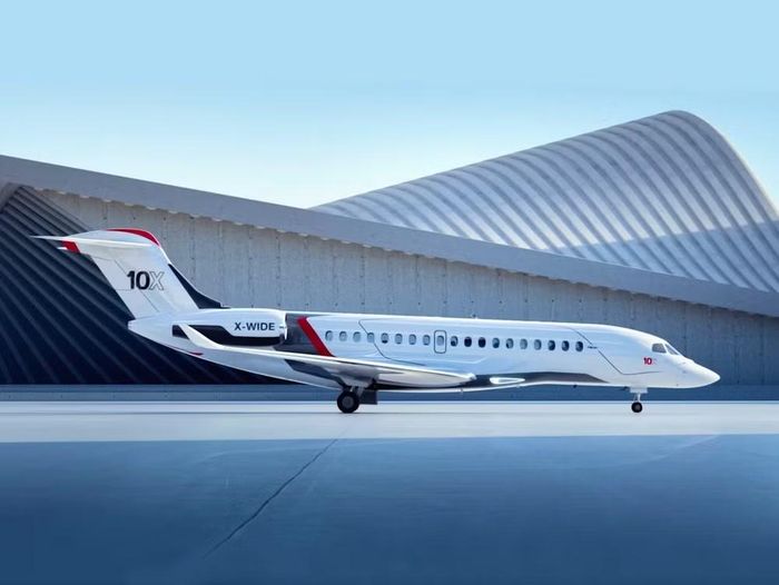 Ngoài mục đích dân sự, dòng máy bay Falcon còn được sử dụng để thực hiện nhiều nhiệm vụ khác nhau, bao gồm cả chức năng quân sự, như sơ tán y tế, vận chuyển hàng hóa, giám sát hàng hải, tác chiến điện tử...
