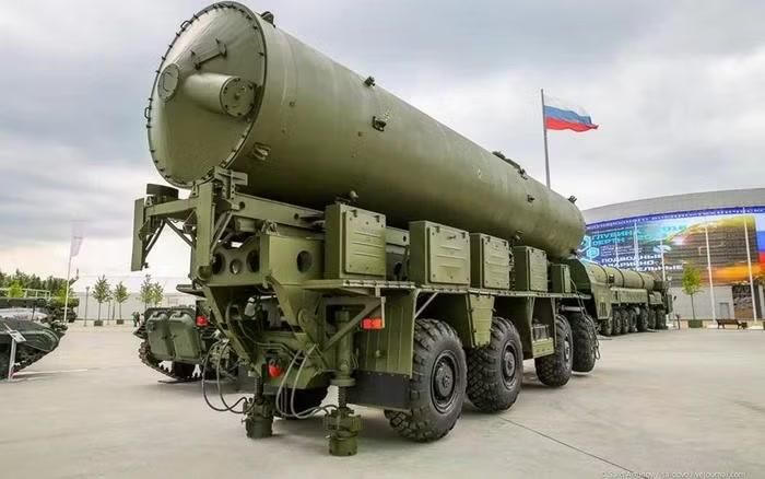 Đạn đánh chặn của A-235 Nudol hoạt động được ở ngoài tầng khí quyển, nơi các bề mặt điều khiển khí động học thông thường không phát huy hiệu quả, khiến nó trở thành một trong những tổ hợp phòng không vươn tới độ cao lớn nhất mà con người từng tạo ra.