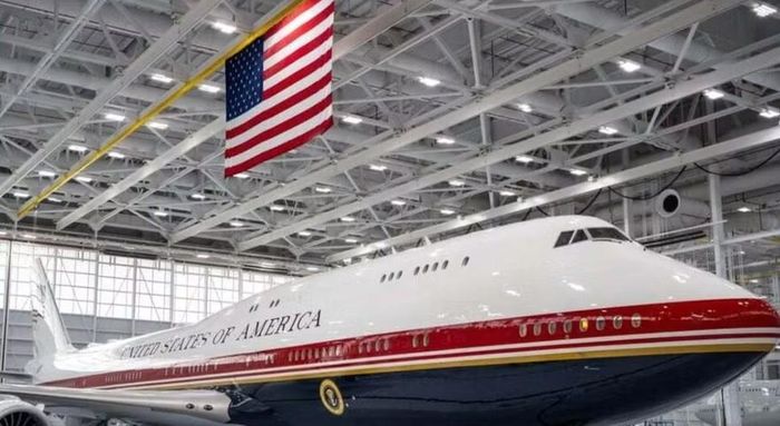 Phi cơ này được hoán cải từ chiếc Boeing 747-8i có biệt danh "cung điện bay" mà Qatar tặng cho Mỹ năm ngoái. Máy bay sẽ đảm nhận vai trò chuyên cơ Không lực Một tạm thời phục vụ Tổng thống Mỹ, trong khi tập đoàn Boeing tiếp tục hoàn thiện hai chiếc Boeing 747-8i thuộc dự án VC-25B chính thức.