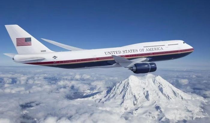 Về thông số kỹ thuật, Boeing 747-8i là phiên bản chở khách lớn nhất của dòng 747, có chiều dài 76,3 m, sải cánh 68,4 m và tầm bay tối đa khoảng 14.800 km. Phi cơ được trang bị 4 động cơ phản lực GEnx-2B67, đạt tốc độ hành trình khoảng 917 km/h và có khả năng chở hơn 460 hành khách trong cấu hình tiêu chuẩn.