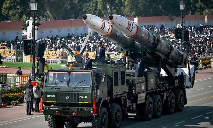 Danh sách vũ khí xuất khẩu bao gồm tên lửa hành trình BrahMos, hệ thống pháo binh, radar, hệ thống tác chiến điện tử, xe bọc thép, máy bay Dornier-228, tàu chuyên dụng và các nền tảng hải quân.