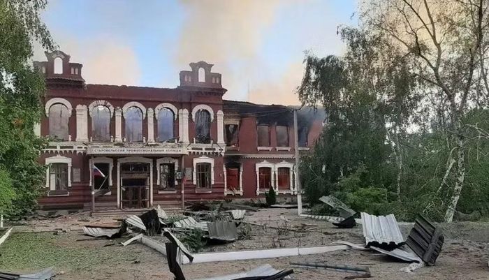 Ông Putin cũng đề cập vụ tập kích nhằm vào ký túc xá của một trường học tại Starobelsk thuộc Lugansk khiến ít nhất 21 người thiệt mạng.