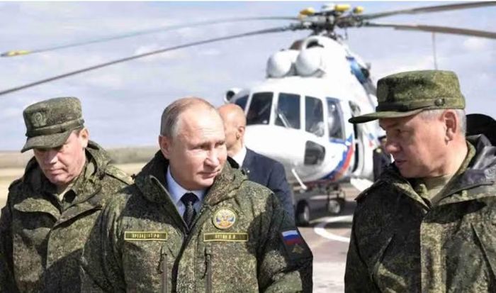 Ông Putin khẳng định Nga sẵn sàng phản ứng nhanh chóng và tương xứng trước mọi mối đe dọa từ bên ngoài cũng như bên trong đất nước.