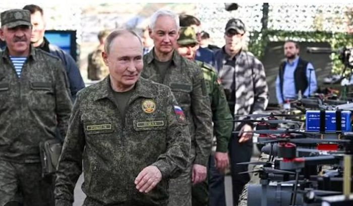 Liên quan đến chiến sự Ukraine, ông Putin tuyên bố quân đội Nga đang gây sức ép trên toàn bộ chiến tuyến và "trên thực tế đang kiểm soát" thành phố Konstantinovka ở tỉnh Donetsk.