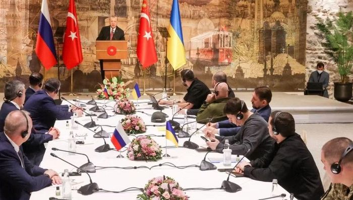 Theo ông Lavrov, bất kỳ giải pháp nào cũng cần giải quyết các nguyên nhân gốc rễ của cuộc xung đột, trong đó có những vấn đề mà Moskva cho là liên quan đến an ninh quốc gia của Nga.