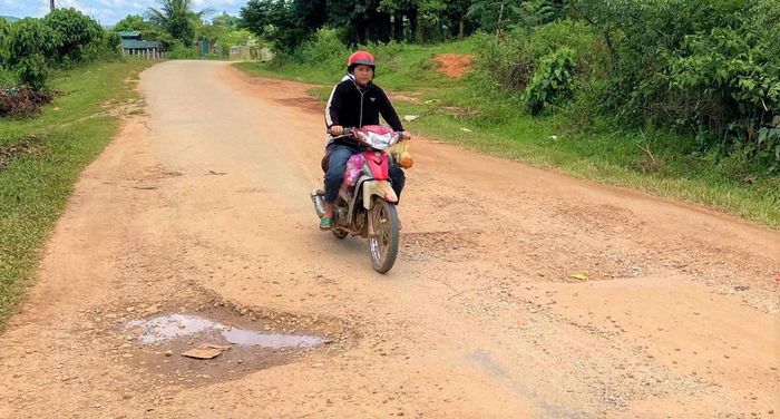 Người dân lưu thông trên tuyến đường tỉnh lộ 678 khó khăn. Ảnh: Bá Tứ