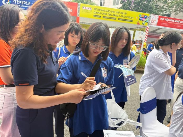 Người học tìm hiểu thông tin tại Ngày hội tuyển sinh khối ngành Khoa học & Công nghệ 2026. Ảnh: UTT.