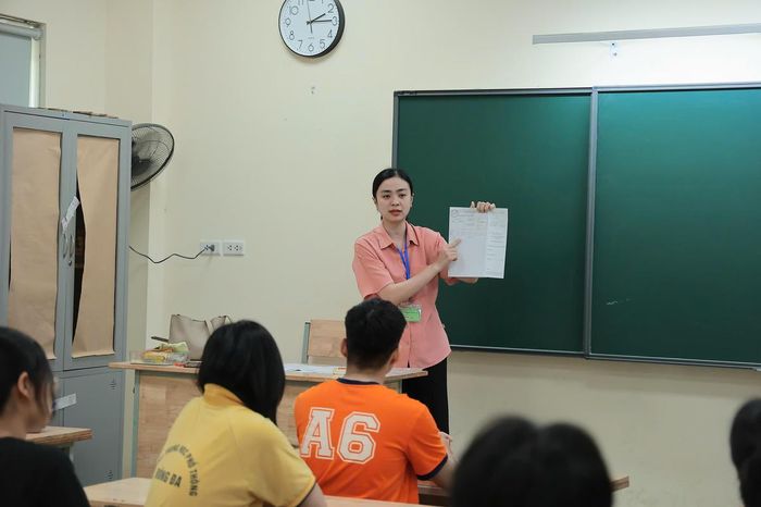 Cán bộ coi thi phổ biến quy chế thi tại Kỳ thi tốt nghiệp THPT năm 2026. Ảnh: Lê Khánh