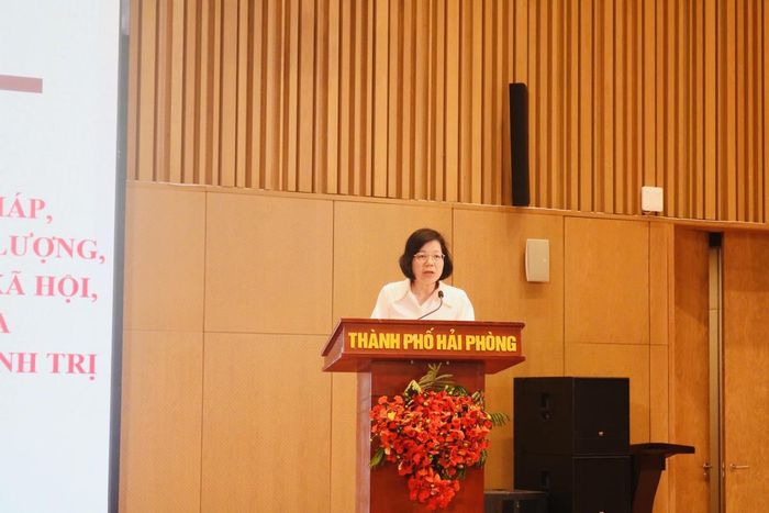 Bà Đàm Thị Vân Thoa, Phó trưởng Ban Dân chủ, Giám sát & Phản biện xã hội UBTƯ MTTQ Việt Nam báo cáo chuyên đề chương trình hành động số 2. Ảnh: PT.