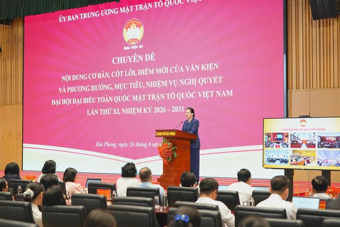 Phó Chủ tịch - Tổng Thư ký Hà Thị Nga đề nghị các báo cáo viên cần truyền đạt ngắn gọn, tập trung vào những vấn đề trọng tâm, cốt lõi nhất để các đại biểu dễ hiểu, dễ nhớ và dễ tổ chức triển khai thực hiện, nhất là ở cơ sở xã, phường. Ảnh: PT.