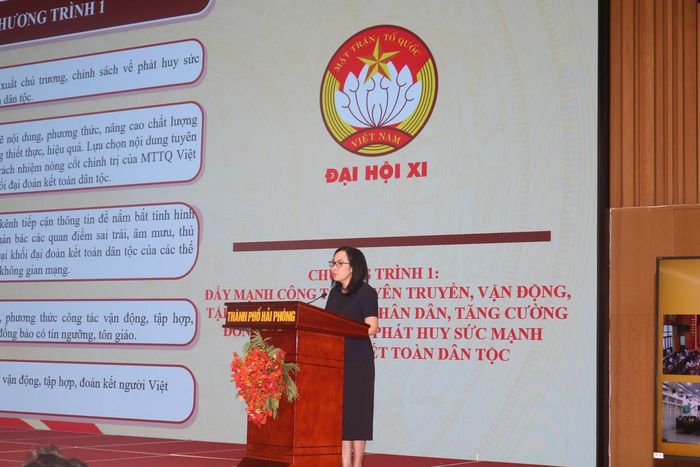 Bà Vũ Thị Giáng Hương, Phó Trưởng ban Thường trực Ban Tuyên giáo UBTƯ MTTQ Việt Nam báo cáo chuyên đề chung tại hội nghị. Ảnh: PT.