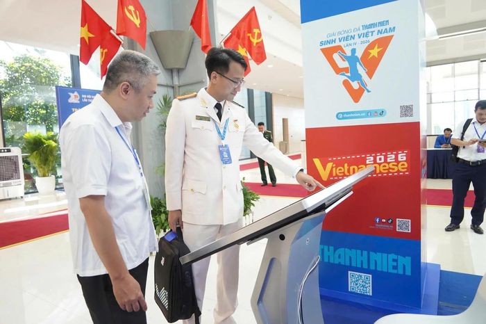 Các đại biểu trải nghiệm không gian số tại triển lãm. Ảnh: PV