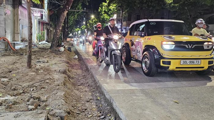 Đơn vị thi công trên phố Tô Hiệu đào rãnh sâu nhưng không có biện pháp cảnh báo, che chắn. Ảnh: Đạt Lê