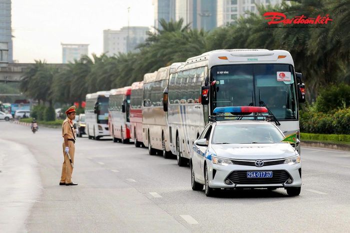 Cán bộ, chiến sĩ Cảnh sát giao thông làm nhiệm vụ phân luồng, điều tiết giao thông tại khu vực Trung tâm Hội nghị Quốc gia.