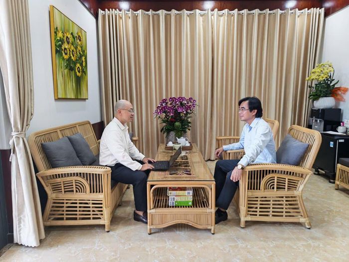 Phóng viên Báo Đại đoàn kết trao đổi với ông Tô Văn Hùng. Ảnh: Thanh Nhung.