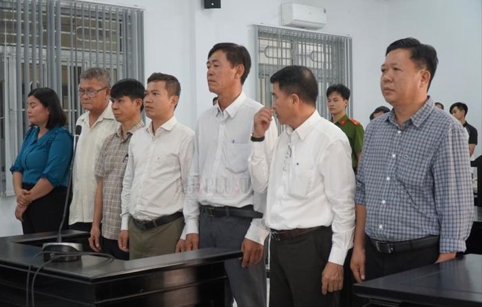 Các bị cáo tại phiên tòa xét xử sơ thẩm TAND Khu vực 2 – Đồng Nai.