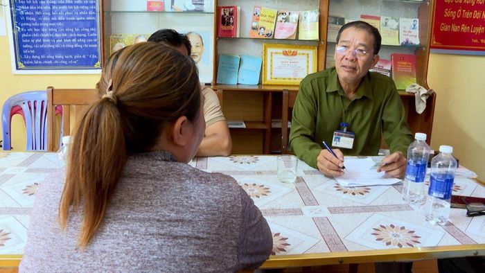Ban ấp Hải Phong 1 và Phòng Kinh tế, UBND xã Long Hải, TP.HCM làm việc với vợ chồng ông S.