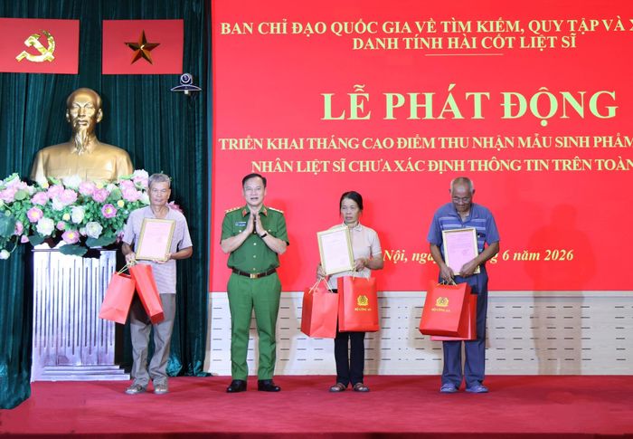 Thượng tướng Nguyễn Văn Long, Thứ trưởng Bộ Công an trao tặng quà cho thân nhân liệt sĩ - Ảnh: VGP