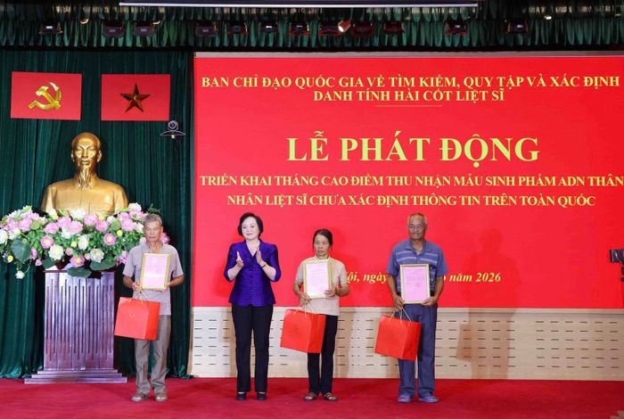 Phó Thủ tướng Phạm Thị Thanh Trà trao Thông báo kết quả giám định ADN hài cốt liệt sĩ cho thân nhân liệt sĩ - Ảnh: VGP