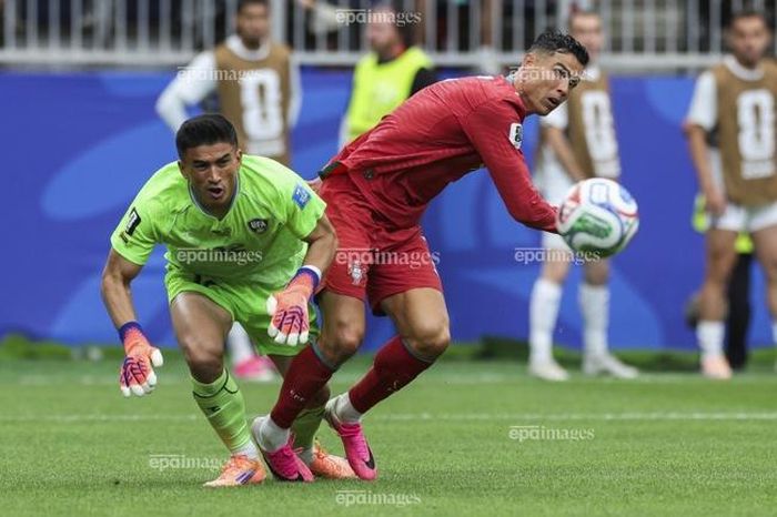 CR7 lập cú đúp trong chiến thắng đậm của Bồ Đào Nha trước đối thủ yếu Uzbekistan. Ảnh: EPA.