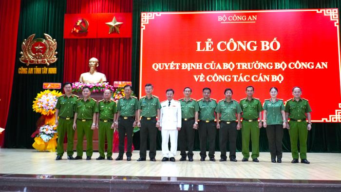  Ban Giám đốc Công an hai tỉnh Tây Ninh và Vĩnh Long chụp ảnh lưu niệm. Ảnh: YẾN TRINH 