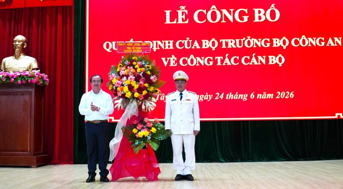  Ông Nguyễn Hồng Thanh, Phó Chủ tịch UBND tỉnh Tây Ninh, tặng hoa chúc mừng Đại tá Phạm Thanh Tùng. Ảnh: YẾN TRINH 