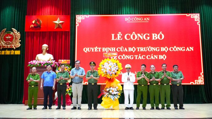  Ban Giám đốc Công an tỉnh cùng lãnh đạo các sở, ban, ngành tặng hoa chúc mừng Đại tá Phạm Thanh Tùng. Ảnh: YẾN TRINH 