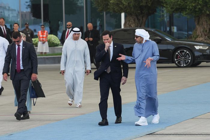 Ngoại trưởng Mỹ Marco Rubio (thứ 2, từ phải qua) đi cùng Ngoại trưởng UAE Sheikh Abdullah bin Zayed Al-Nahyan (phải) trước khi lên máy bay của Không quân Mỹ đến Kuwait. Ảnh: Eric Lee/AFP