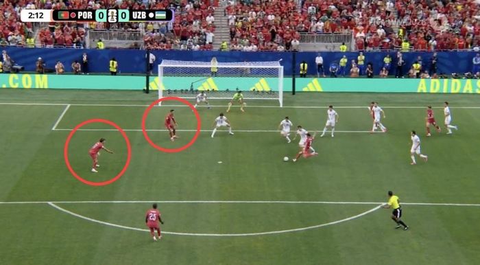 Bruno quyết định sút thay vì chuyền cho Ronaldo hoặc Felix.