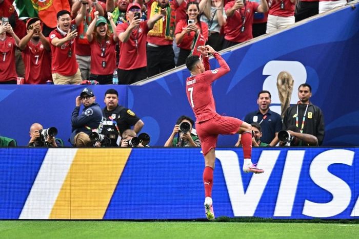 Một thống kê khác đáng chú ý từ Squawka, chỉ có hai cầu thủ trên 40 tuổi từng ghi bàn tại World Cup. Đó là Ronaldo ở World Cup 2026 (41 tuổi 138 ngày) và huyền thoại Roger Milla của Cameroon ở World Cup 1994 (42 tuổi 39 ngày). Ảnh: Reuters.