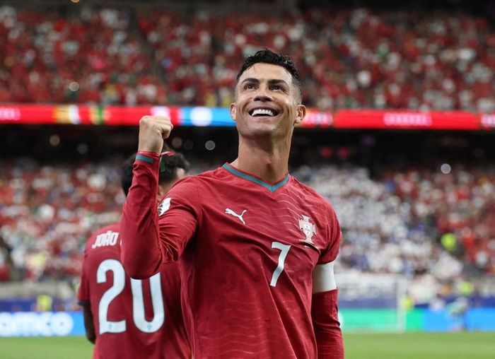 Phút thứ 6 của trận đấu gặp Uzbekistan ở lượt hai bảng K World Cup 2026, Ronaldo ghi bàn mở tỷ số cho Bồ Đào Nha. Bàn thắng này chính thức chấm dứt chuỗi 10 trận liên tiếp không ghi bàn cho Bồ Đào Nha tại các giải đấu lớn (World Cup và EURO). Ảnh: Reuters.