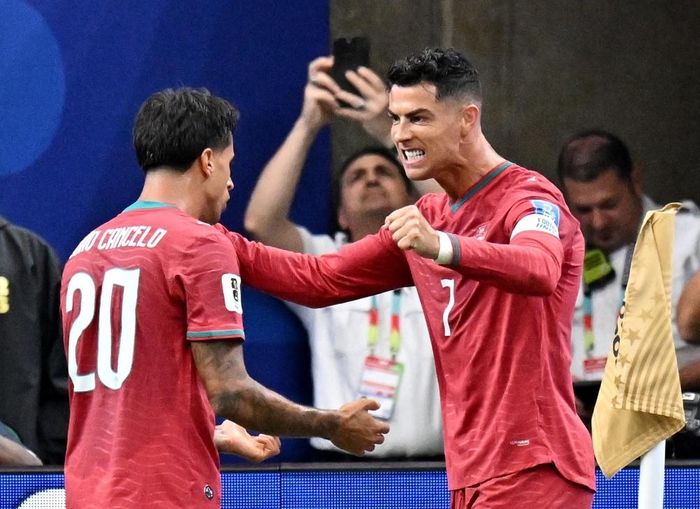 Không chỉ vậy, Ronaldo còn bước lên vị trí số một trong danh sách các chân sút vĩ đại nhất Bồ Đào Nha tại World Cup. Kỷ lục trước đó thuộc về huyền thoại Eusebio với 9 bàn thắng. Ảnh: Reuters.