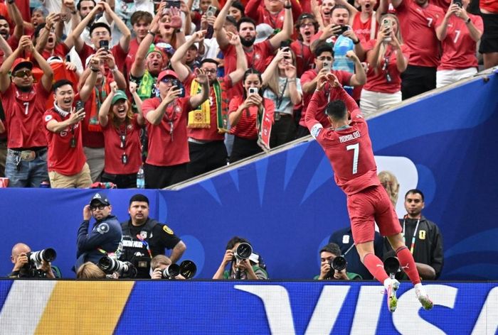 Không những vậy, trang Bleacher Report ghi nhận Ronaldo là cầu thủ lớn tuổi nhất ghi từ hai bàn trở lên trong một trận ở World Cup. Ảnh: Reuters.