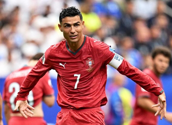 Sau trận thắng Uzbekistan, Ronaldo tự tin tuyên bố: "Họ nói tôi nên giải nghệ, nhưng tôi vẫn ở lại đây. Tôi đã trở lại, đã trở lại rồi!". Ảnh: Reuters.