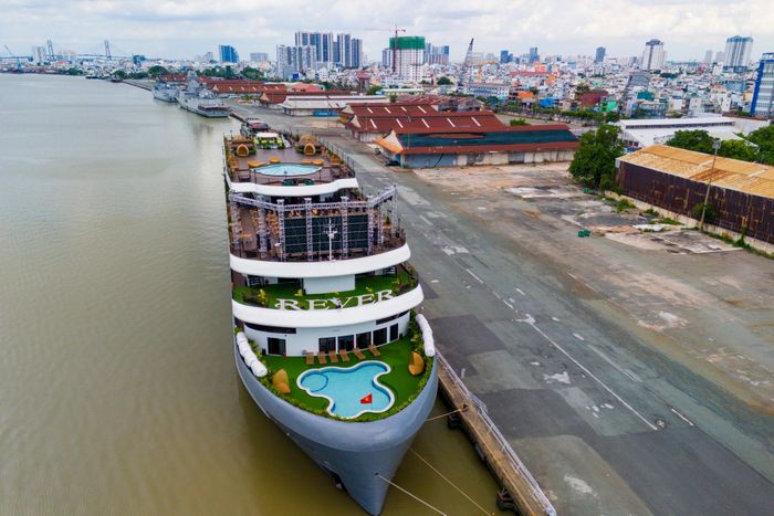  Dự án cũng xây dựng không gian cây xanh cảnh quan, công trình văn hóa, thể thao, kiến trúc, nghệ thuật, dịch vụ và phụ trợ, nhà đón khách tàu du lịch, hầm để xe; cũng như cải tạo nhà thép, kho hiện hữu. 